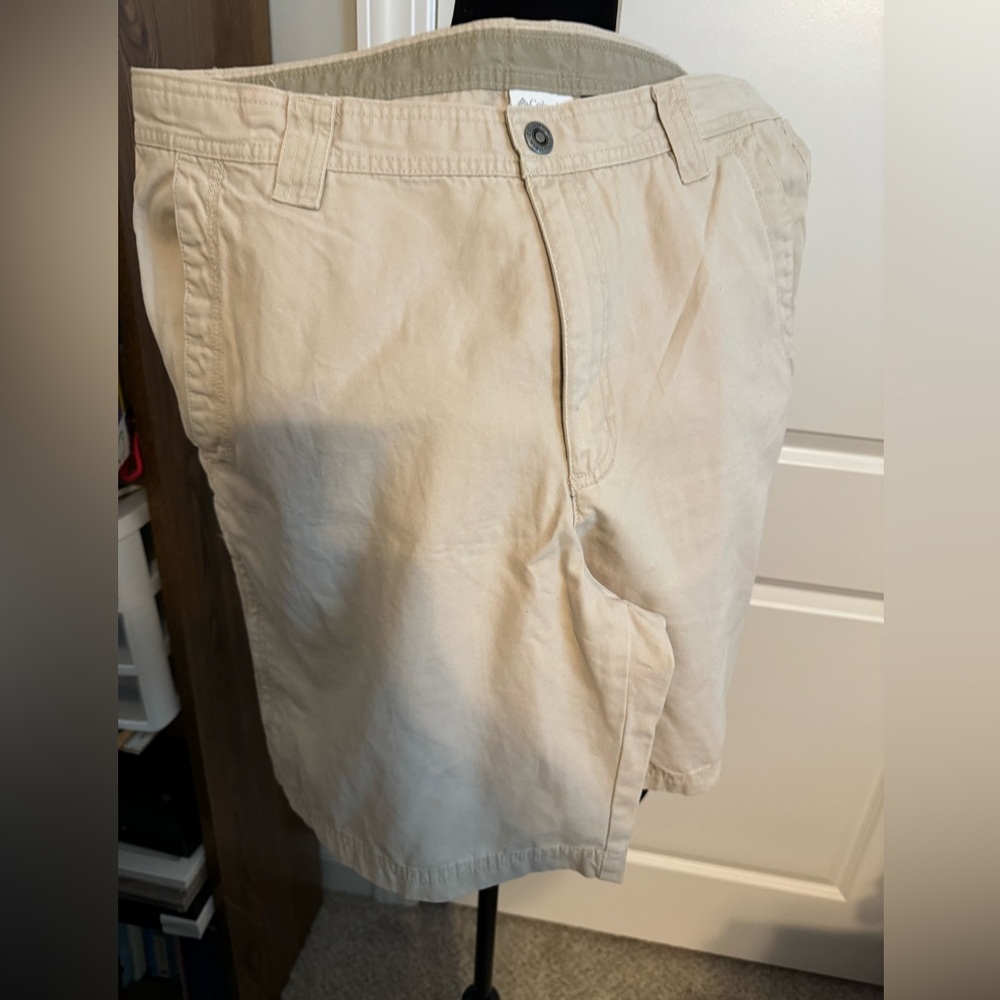 Columbia 36 waist 9 inch tan men’s shorts